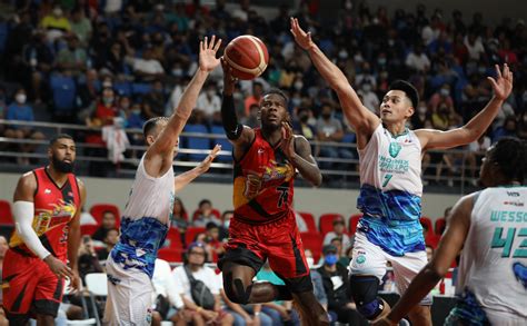 PBA: San Miguel overcomes Phoenix behind JMF, Perez's heroics.